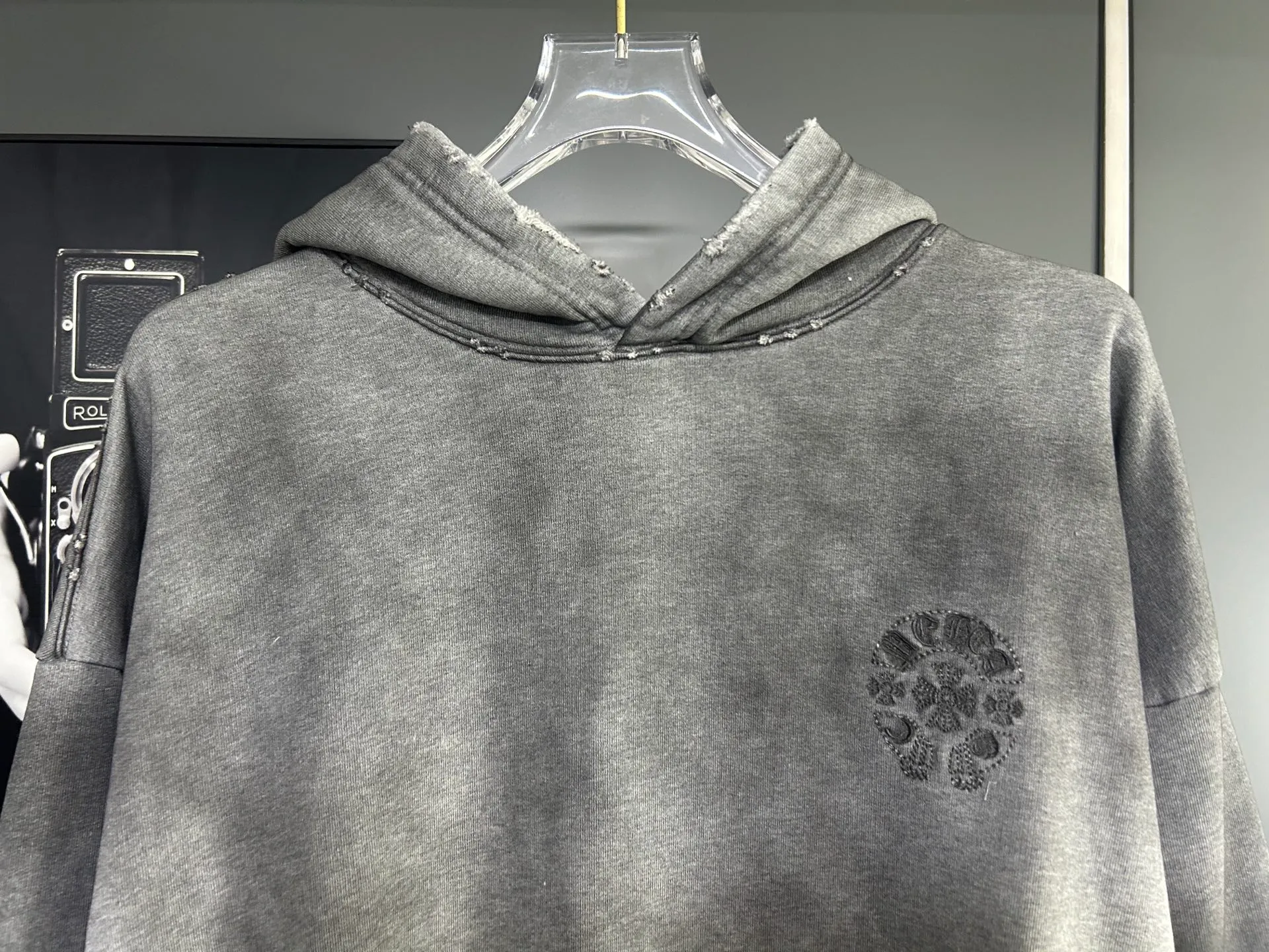 P310 𝗖𝗵𝗿𝗼𝗺𝗲 𝗛𝗲𝗮𝗿𝘁𝘀/Cro Heart 2025 Cross Patch Embroidery Summer New Original Single Counter American Acid Washed Distressed Laser Burnt Patch Embroidery Couple Casual Hooded Sweatshirt 👑The highest version! Customized fabric 440g tripe terry fabric! American acid-washed and distressed original fabric laser burnt ✟appliqué embroidery and exquisite embroidery of letters! The best-selling model at the counter. It is very comfortable to wear. It is low-key yet luxurious. It is very classy when worn. The large size and tailoring are needless to say. The upper body is exquisite and vivid. 👍High-end first-class materials. A truly palace-level product. The cotton from Turkey is of outstanding quality. After heavy washing, the clothes are very soft! Not picky, the upper body is absolutely stylish and extremely luxurious. Auxiliary materials: The original model has been authenticated and labeled ➕100% silk washed with water label. Genuine purchase-grade original hangtag➕matching hanging rope➕3D hanging beads➕original packaging bag. Craftsmanship: The original version has consistent wiring! The highest version of the armhole matching technique! Countless times of pattern making to 100% restore the original appearance! The correct version is the same for men and women, super eye-catching, super good-looking, and super atmospheric! Color: black, white and gray Size, XS S M L